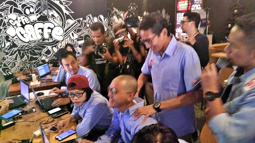 Aksi Sandiga Uno pijati relawan penginput data C1 biar semangat