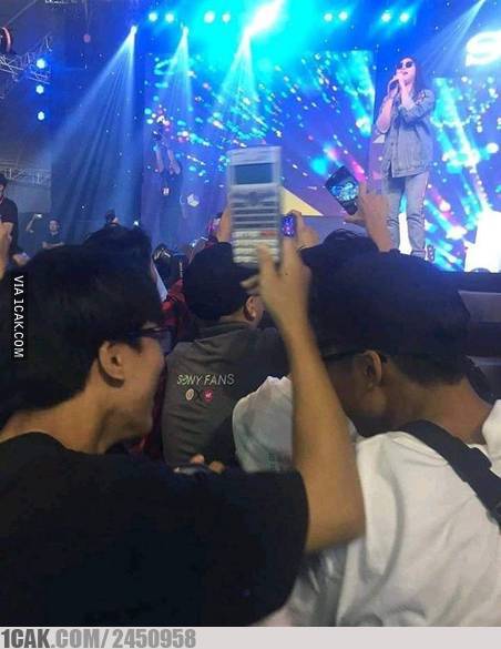 12 Potret lucu tipe-tipe orang nonton konser, bikin tepuk jidat