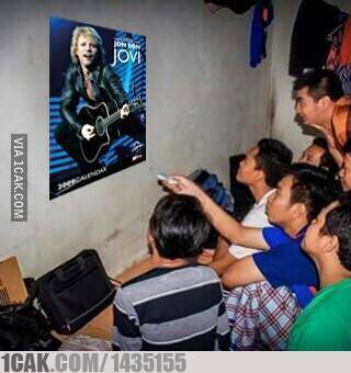 12 Potret lucu tipe-tipe orang nonton konser, bikin tepuk jidat