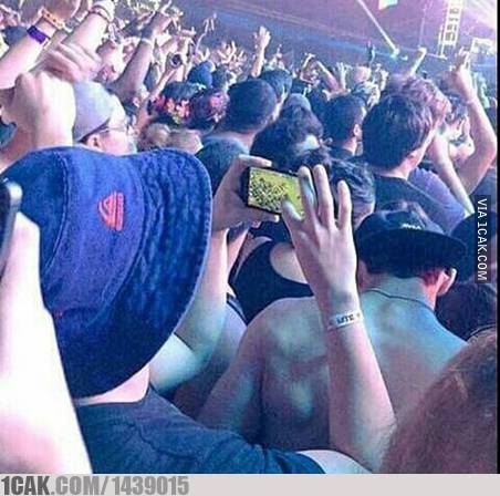 12 Potret lucu tipe-tipe orang nonton konser, bikin tepuk jidat