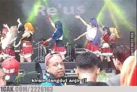 12 Potret lucu tipe-tipe orang nonton konser, bikin tepuk jidat