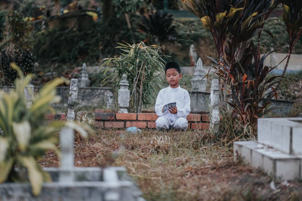 15 Foto cerita anak ziarah ke makam ibunda ini bikin mewek