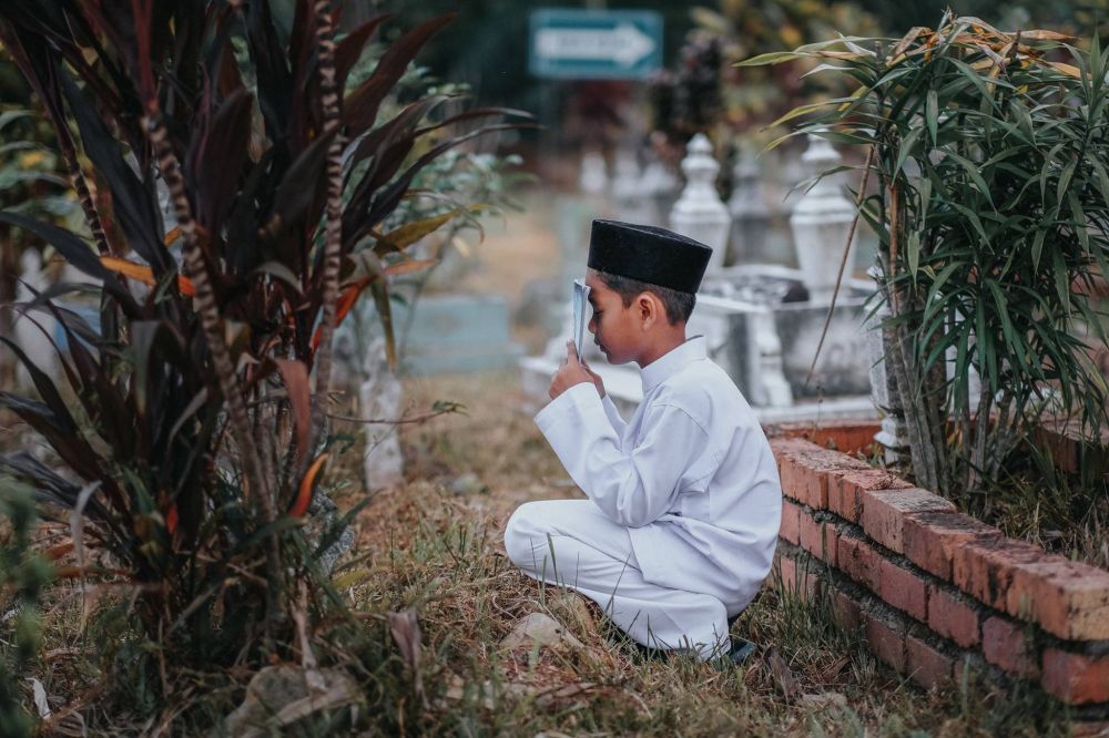 15 Foto cerita anak ziarah ke makam ibunda ini bikin mewek