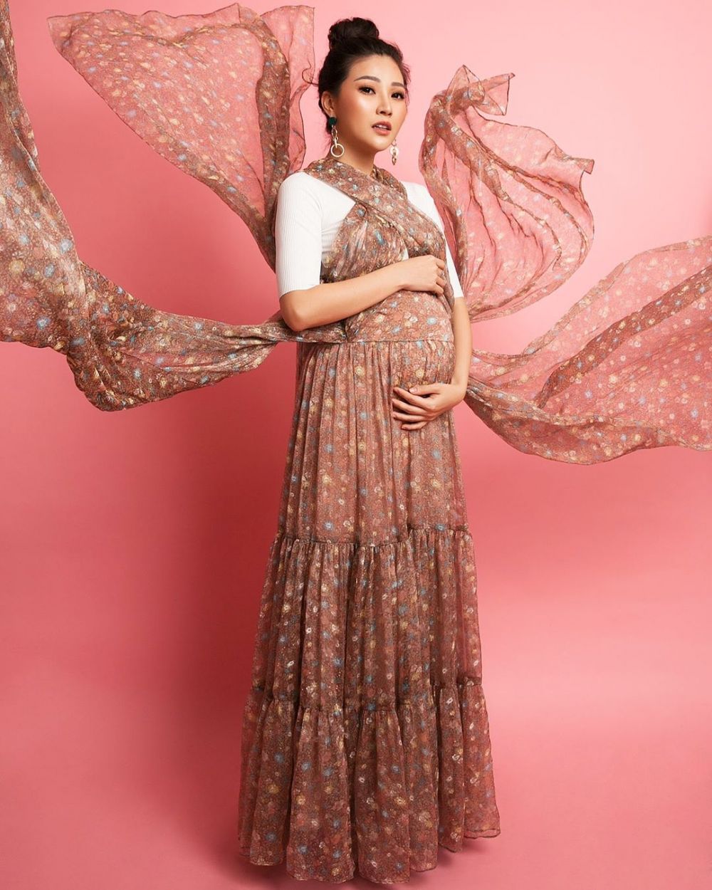 Ini beda gaya Sarwendah yang menawan saat 5 pemotretan maternity