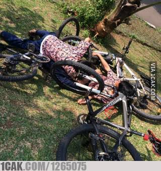 12 Potret lucu bocah ketiduran di tempat umum ini kocak