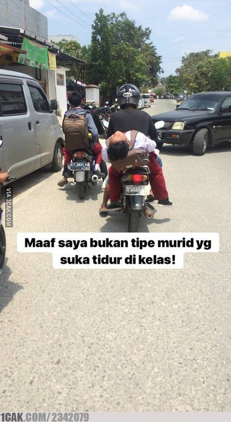 12 Potret lucu bocah ketiduran di tempat umum ini kocak