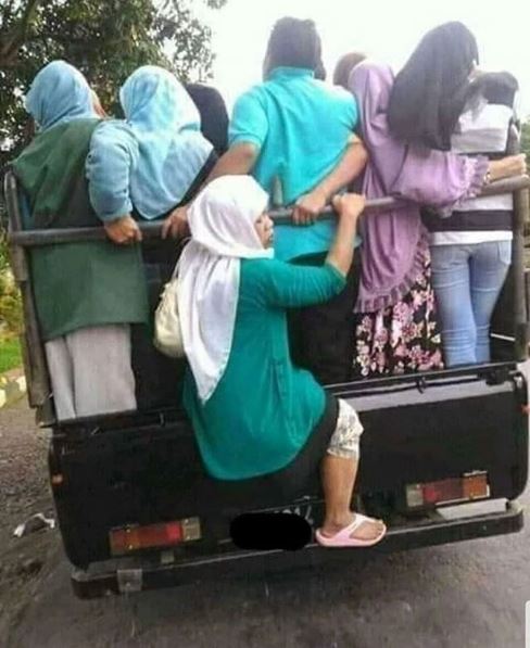 7 Kelakuan emak-emak naik mobil pick up ini ngeri-ngeri sedap