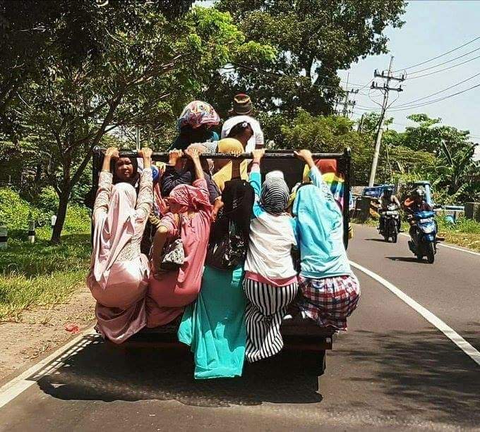 7 Kelakuan emak-emak naik mobil pick up ini ngeri-ngeri sedap