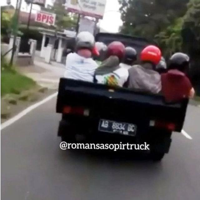 7 Kelakuan emak-emak naik mobil pick up ini ngeri-ngeri sedap