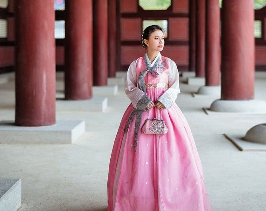 Potret 15 seleb cantik Indonesia pakai baju khas Korea  