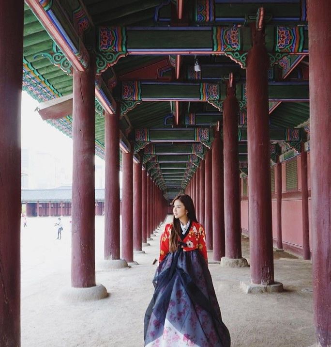 Potret 15 seleb cantik Indonesia pakai baju khas Korea, memesona