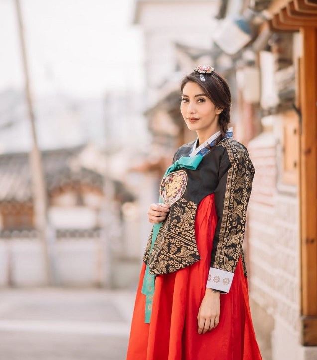 Potret 15 seleb cantik Indonesia pakai baju khas Korea, memesona