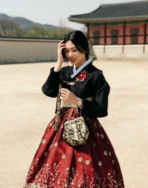Potret 15 seleb cantik Indonesia pakai baju  khas Korea  