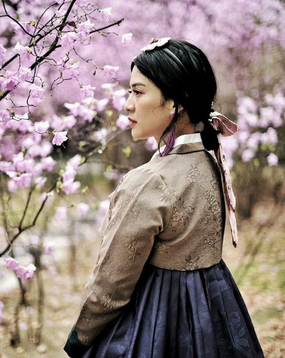 Potret 15 seleb cantik Indonesia pakai baju khas Korea, memesona