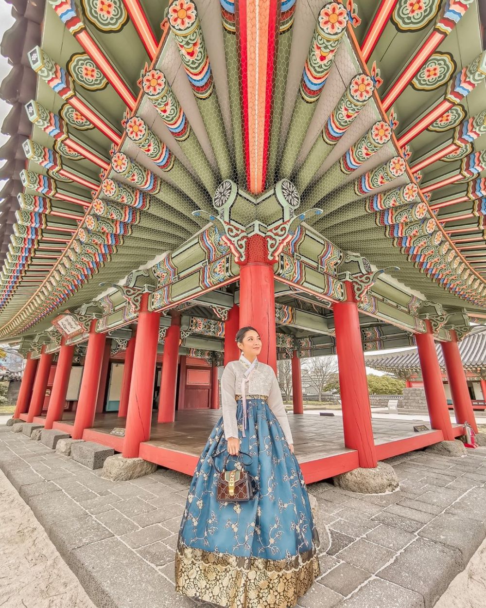 Potret 15 seleb cantik Indonesia pakai baju khas Korea  