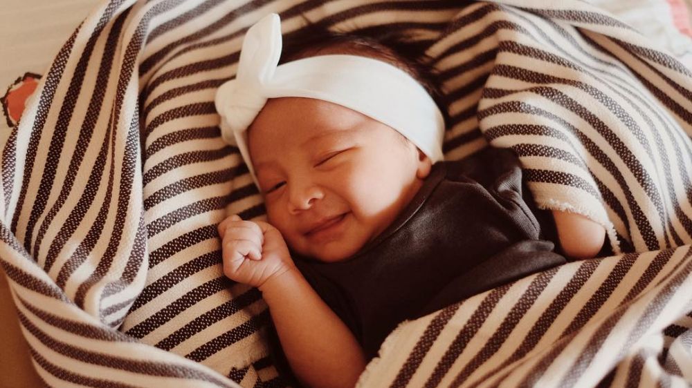 8 Potret Surinala anak Putri Marino pakai bandana, gemesin abis