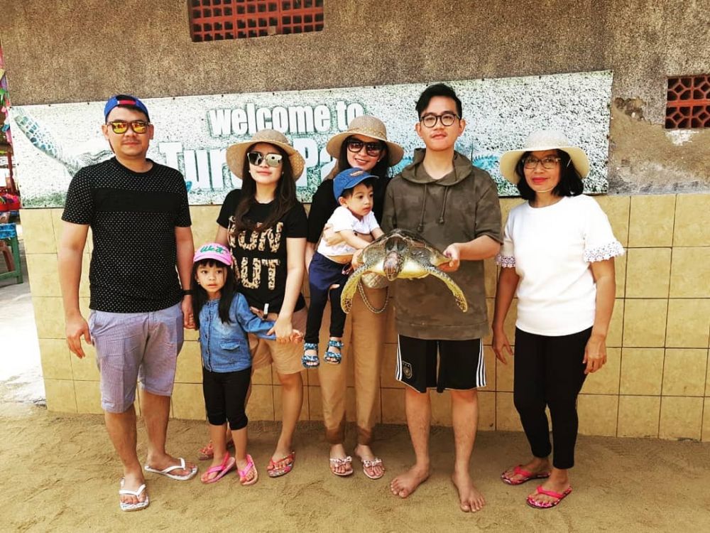 12 Potret anggunnya ibunda Selvi Ananda yang jarang terekspos