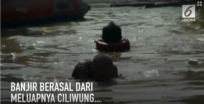 10 Foto proses evakuasi warga korban banjir Kali Ciliwung