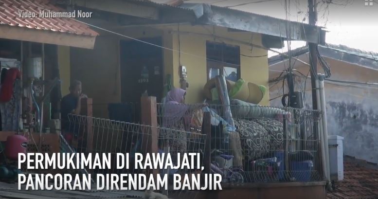 10 Foto proses evakuasi warga korban banjir Kali Ciliwung