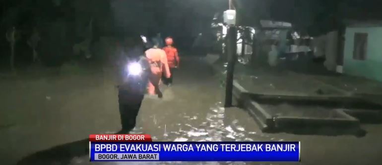 10 Foto proses evakuasi warga korban banjir Kali Ciliwung