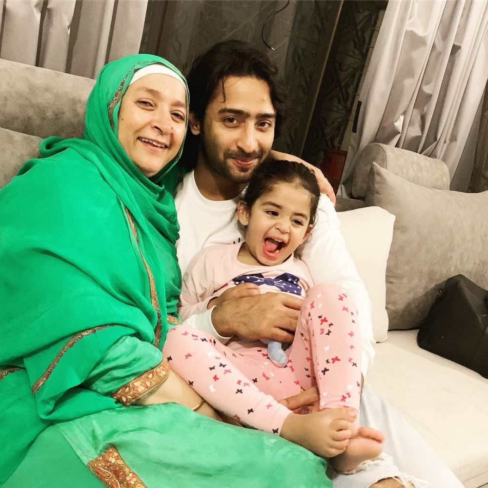 Jarang disorot, ini 8 potret manis Shaheer Sheikh bareng ibunya