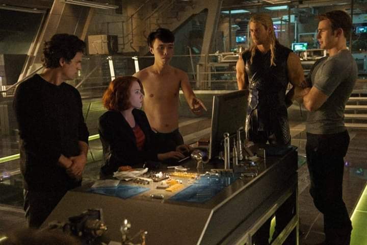 15 Editan foto cowok bareng seleb papan atas ini kocak abis