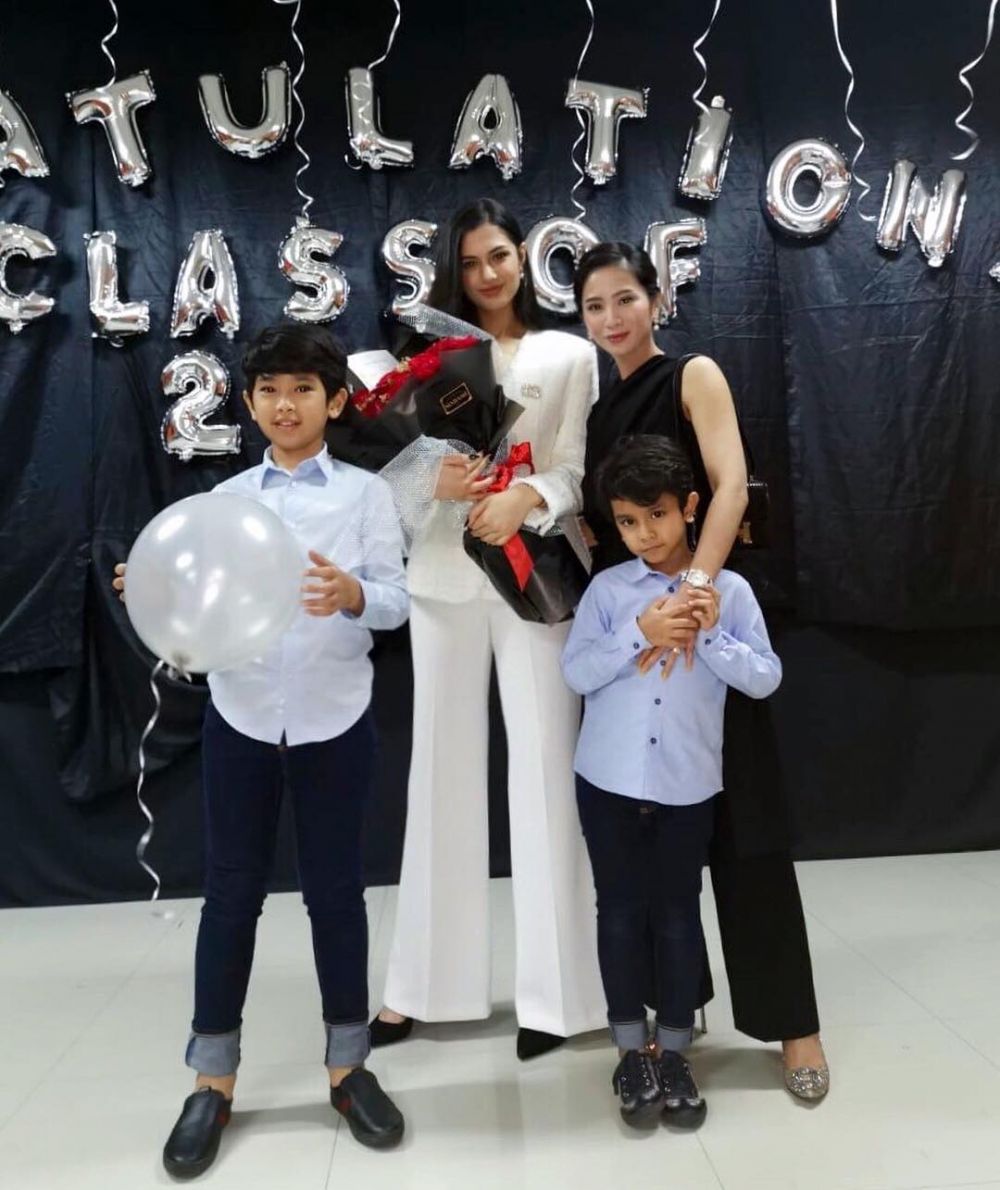 Lulus SMA, ini 7 momen wisuda Kareena Kaur anak tiri Bunga Zainal