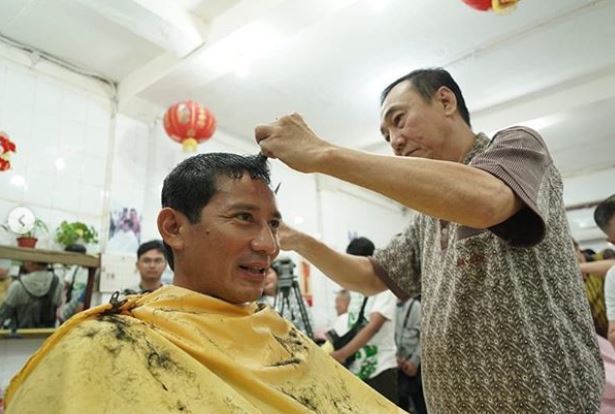 Ini 5 Momen Sandiaga Uno potong rambut, dukung usaha lokal