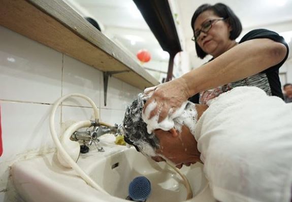 Ini 5 Momen Sandiaga Uno potong rambut, dukung usaha lokal