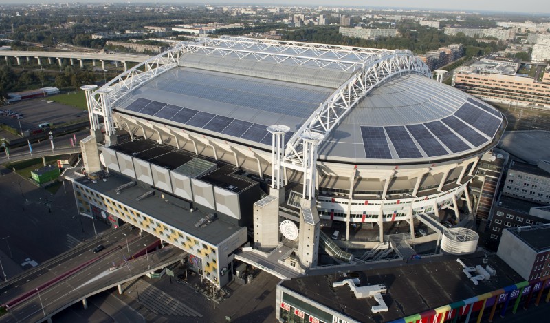 8 Stadion ini atapnya bisa dibuka tutup, canggih