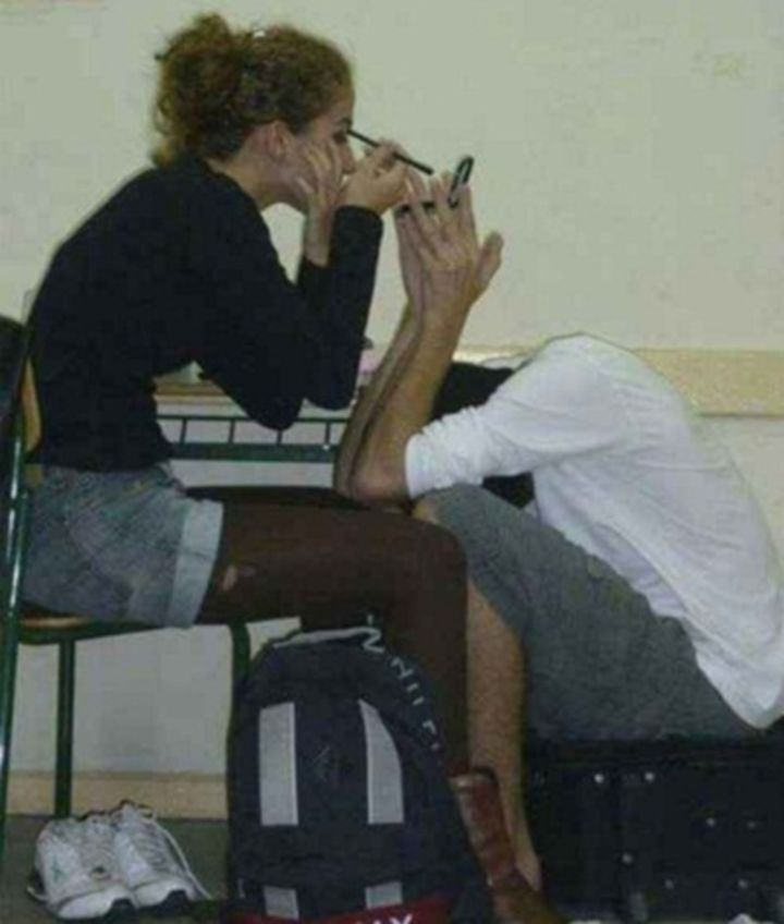 11 Foto lucu perjuangan cowok asal cewek senang ini bikin senyum