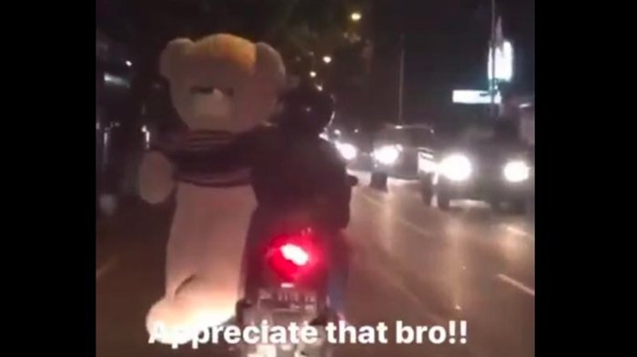 11 Foto lucu perjuangan cowok asal cewek senang ini bikin senyum