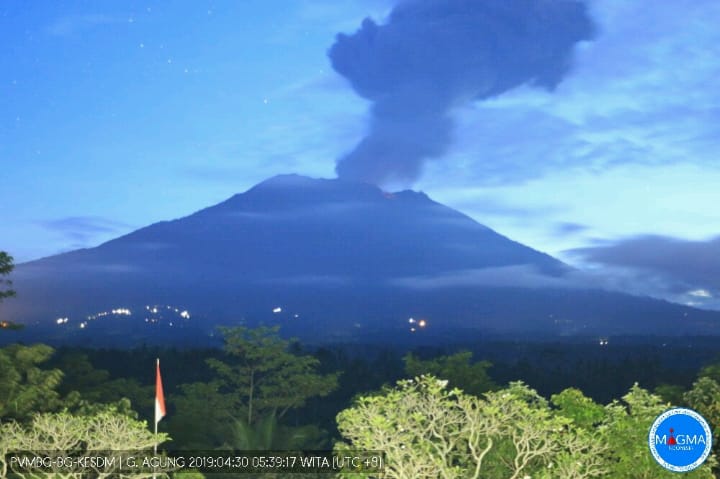 Gunung Agung erupsi lagi, status Siaga 3