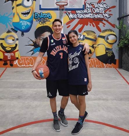 9 Momen Mikha Tambayong dan Daniel Wenas main basket, kompak abis