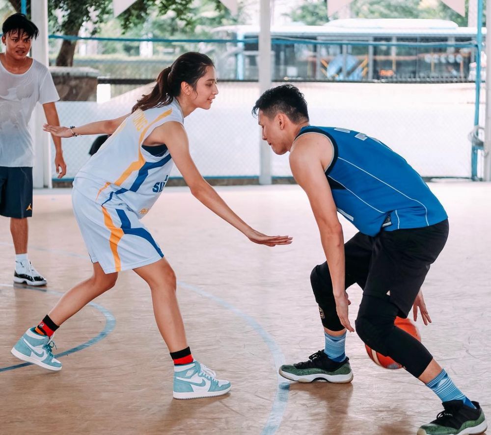 9 Momen Mikha Tambayong dan Daniel Wenas main basket, kompak abis