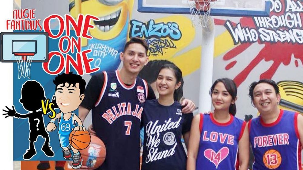 9 Momen Mikha Tambayong dan Daniel Wenas main basket, kompak abis