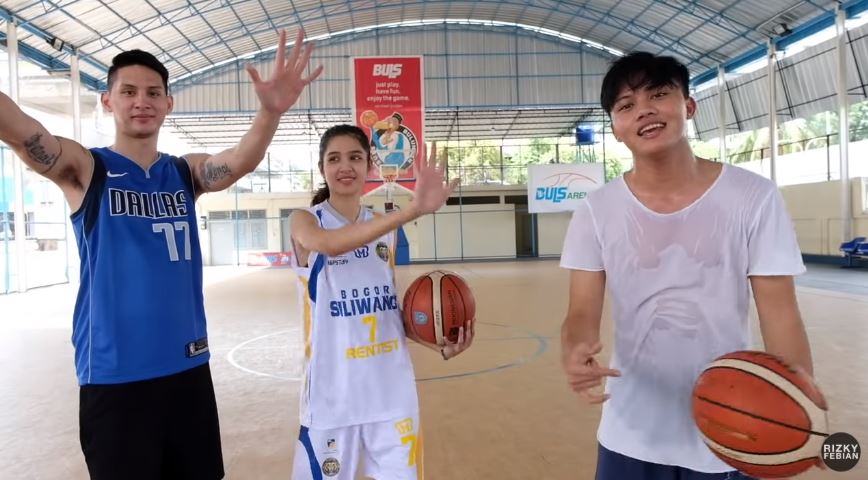 9 Momen Mikha Tambayong dan Daniel Wenas main basket, kompak abis