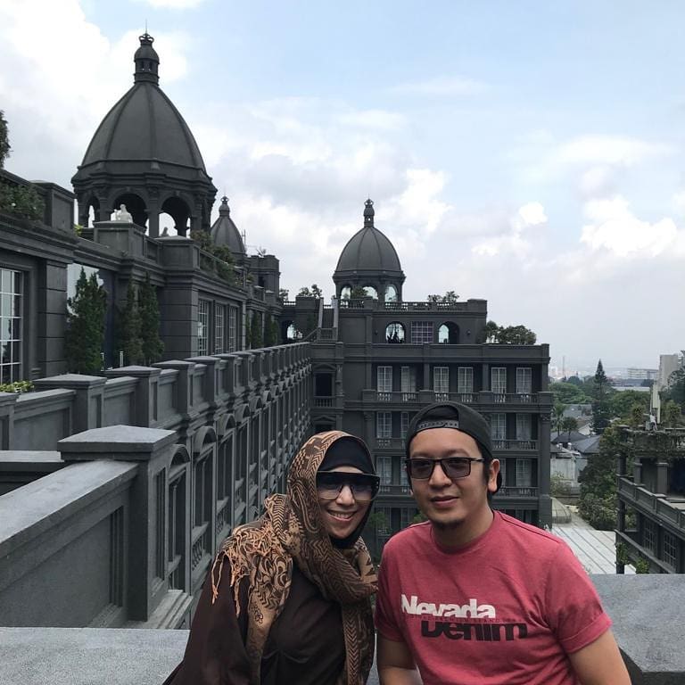 6 Momen manis bulan madu Inka Christie & suami di Bandung