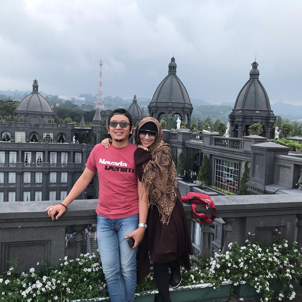 6 Momen manis bulan madu Inka Christie & suami di Bandung