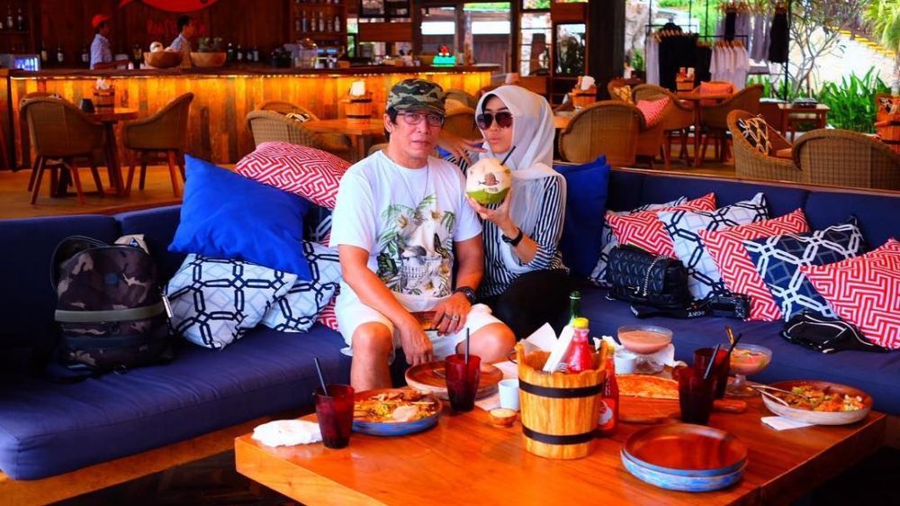 10 Potret mesra Parto Patrio & istri mudanya, beda usia 18 tahun