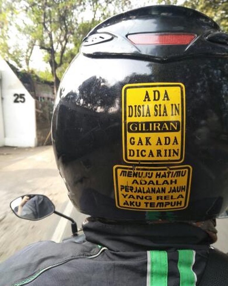 10 Curhatan lucu di belakang helm ini bikin langsung auto senyum