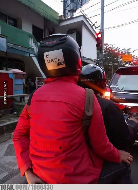 10 Curhatan lucu di belakang helm ini bikin langsung auto senyum