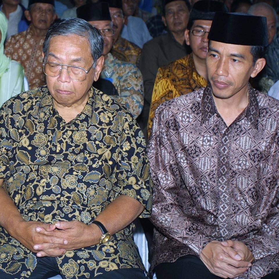 Kisah menarik di balik foto viral Jokowi cium tangan Gus Dur