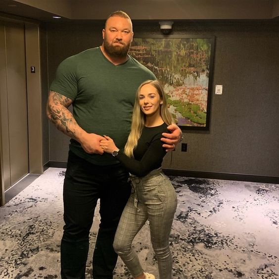 10 Potret Thor Björnsson si manusia terkuat & istri, gagah banget