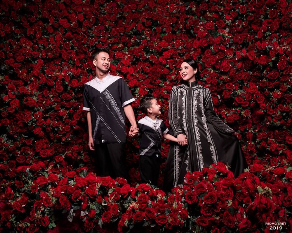 7 Gaya pemotretan Raffi Ahmad & Nagita Slavina sambut Ramadan