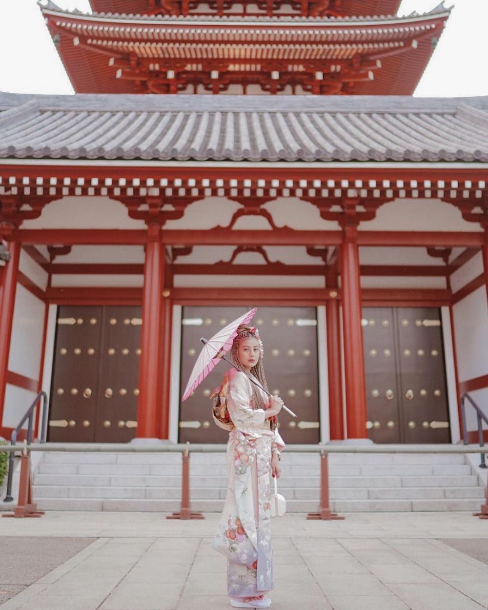 7 Potret Awkarin pakai kimono di Jepang, rambutnya jadi sorotan