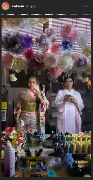 7 Potret Awkarin pakai kimono di Jepang, rambutnya jadi sorotan
