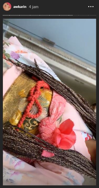 7 Potret Awkarin pakai kimono di Jepang, rambutnya jadi sorotan