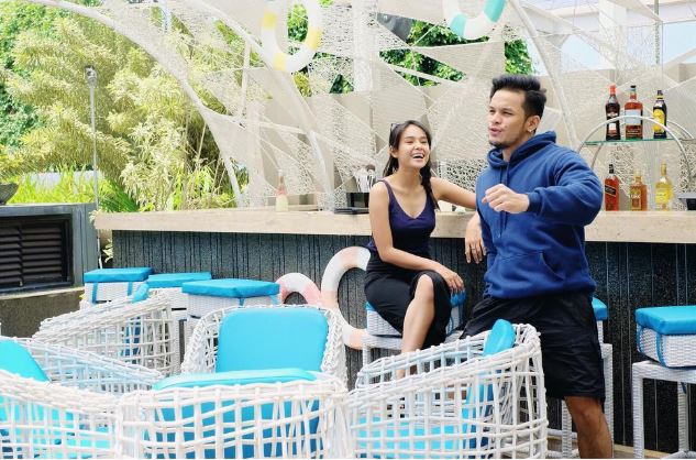 10 Potret kedekatan Angie Ang dan kekasih, bikin baper