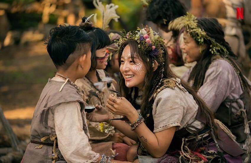 9 Pesona Kim Ji-won jadi suku primitif, cantiknya nggak luntur